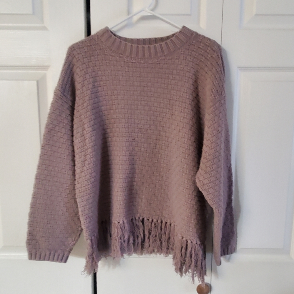 BEYOND THE RADAR. XL SWEATER. LONG SLEEVES FRINGE HEM  LIGHT PURPLE